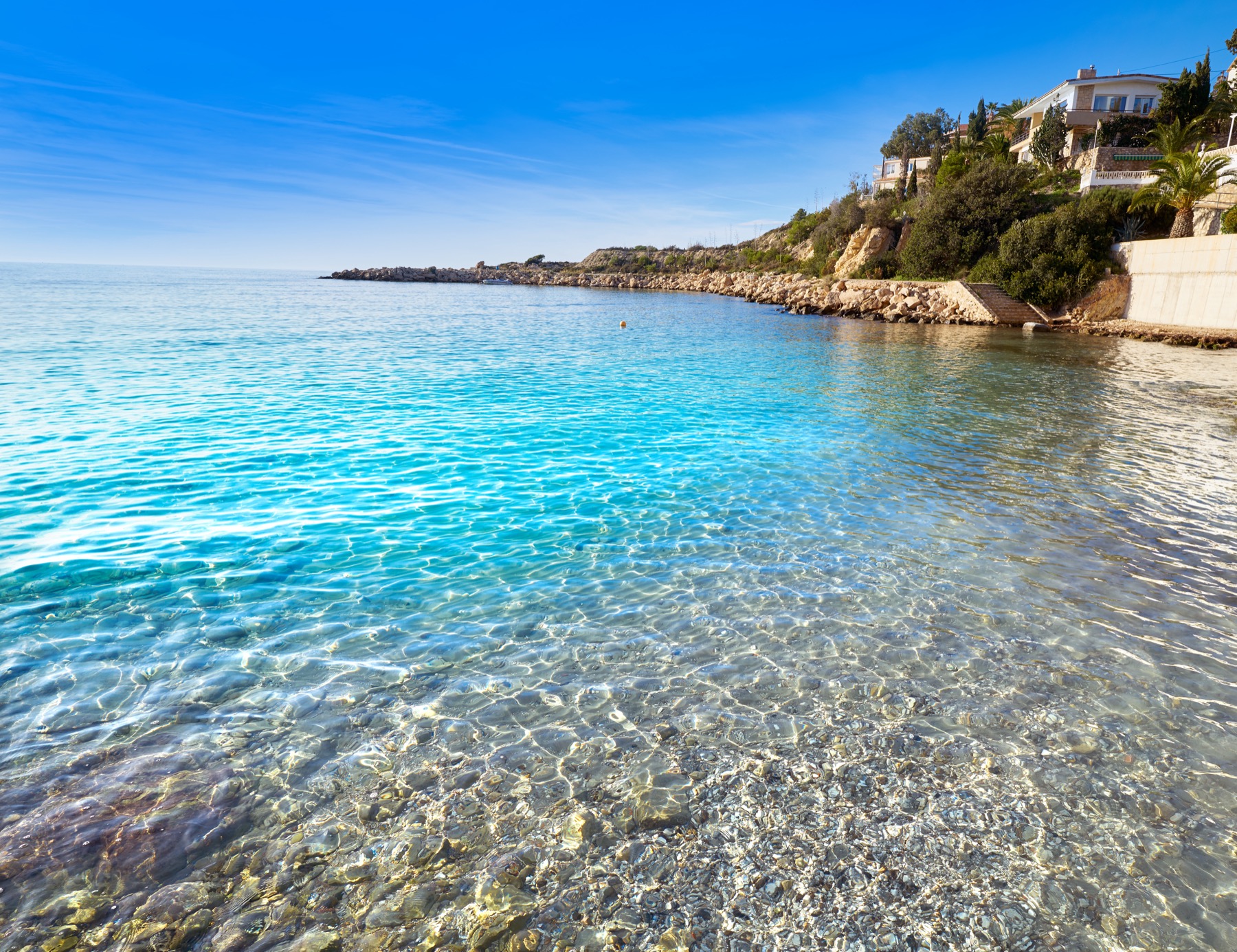 Agua transparente en una cala de El Campello
