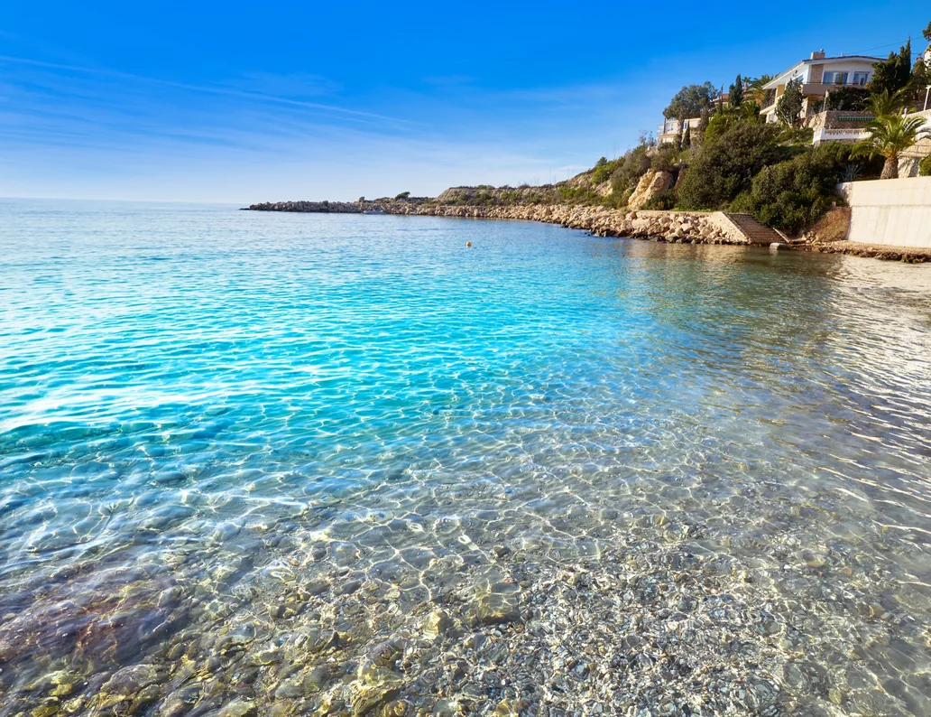 Agua transparente en una cala de El Campello