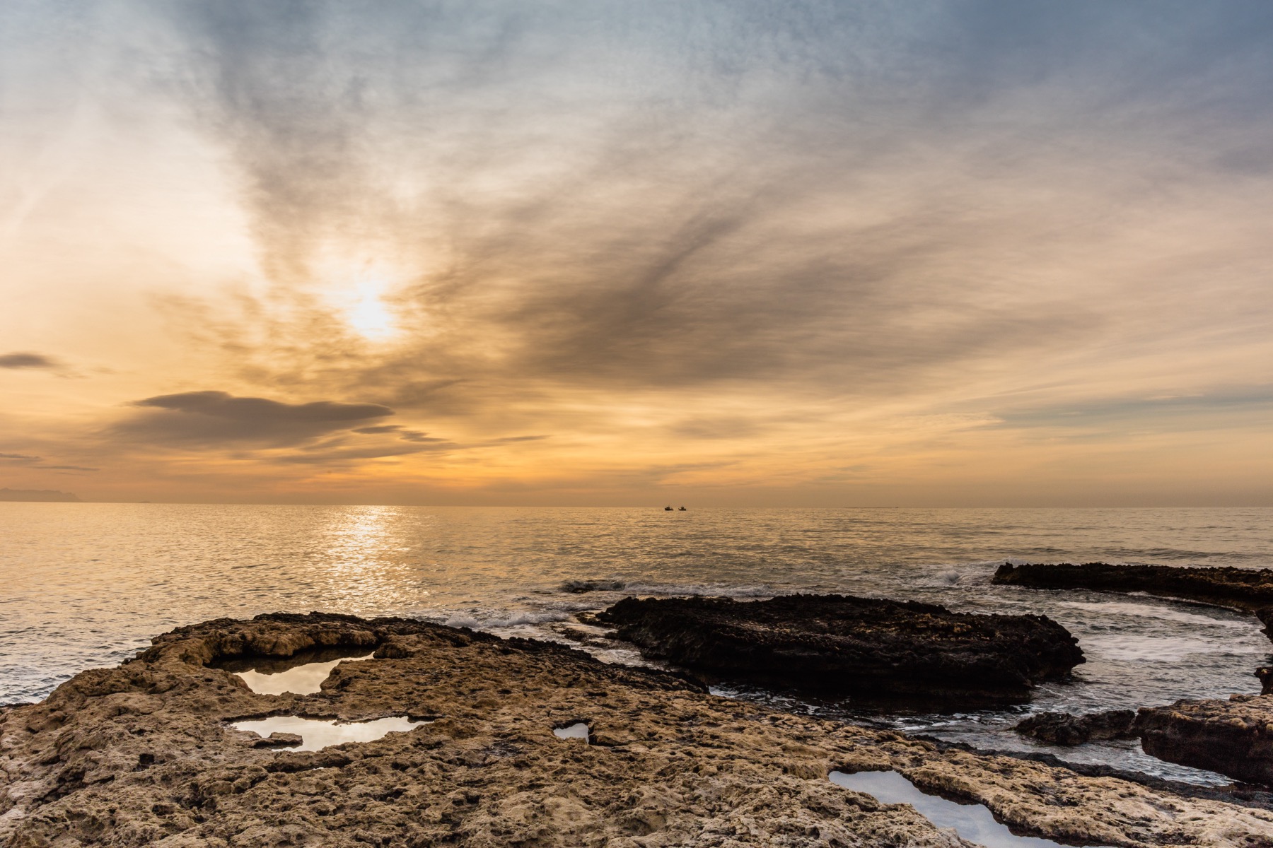 Plataforma rocosa de la costa al atardecer