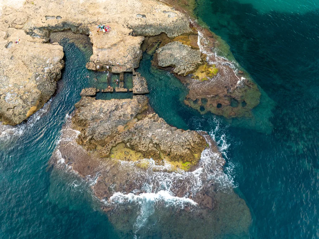 Plataforma rocosa de la costa al atardecer