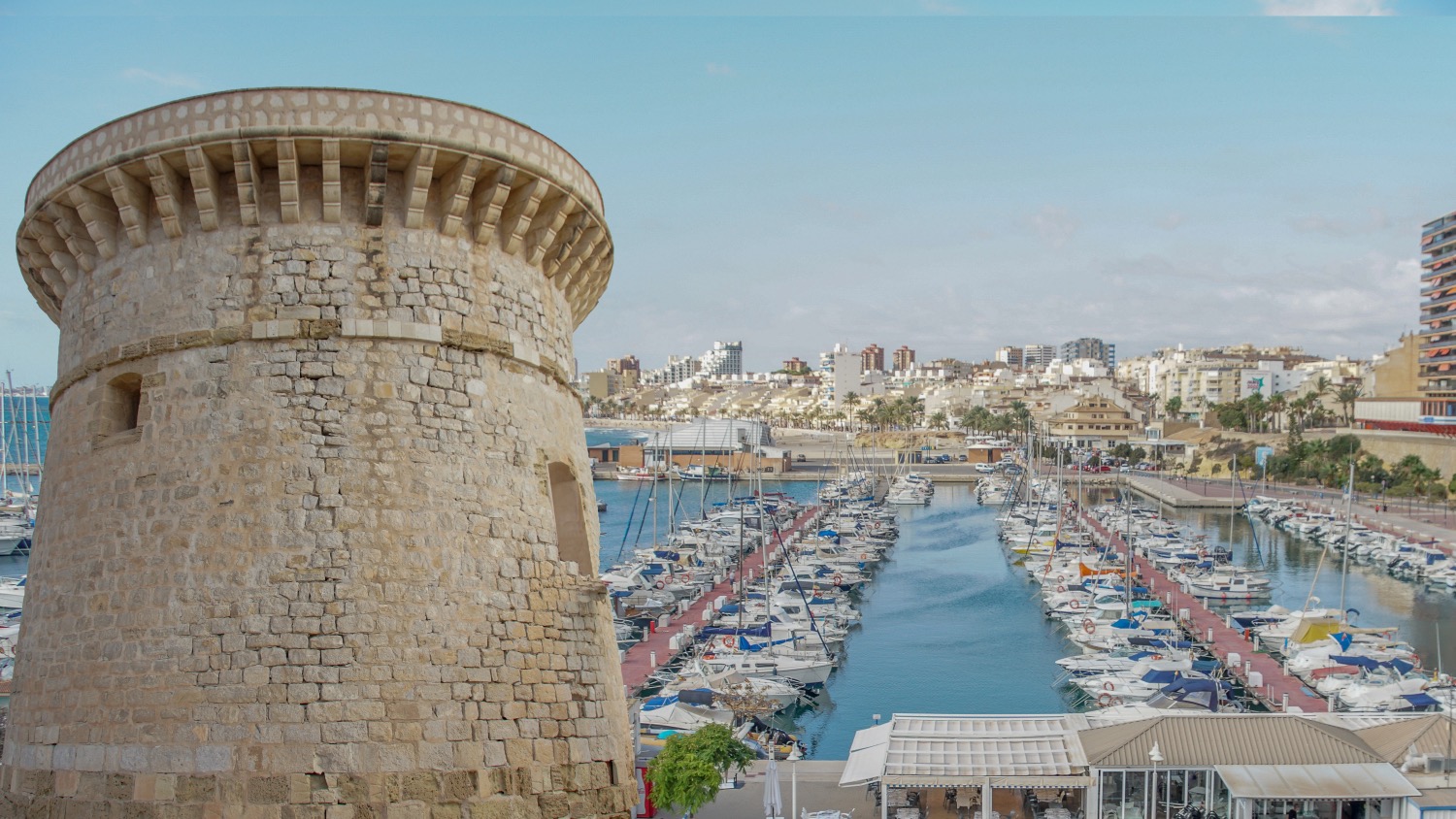 Torre Vigía de la Illeta sobre el puerto de El Campello