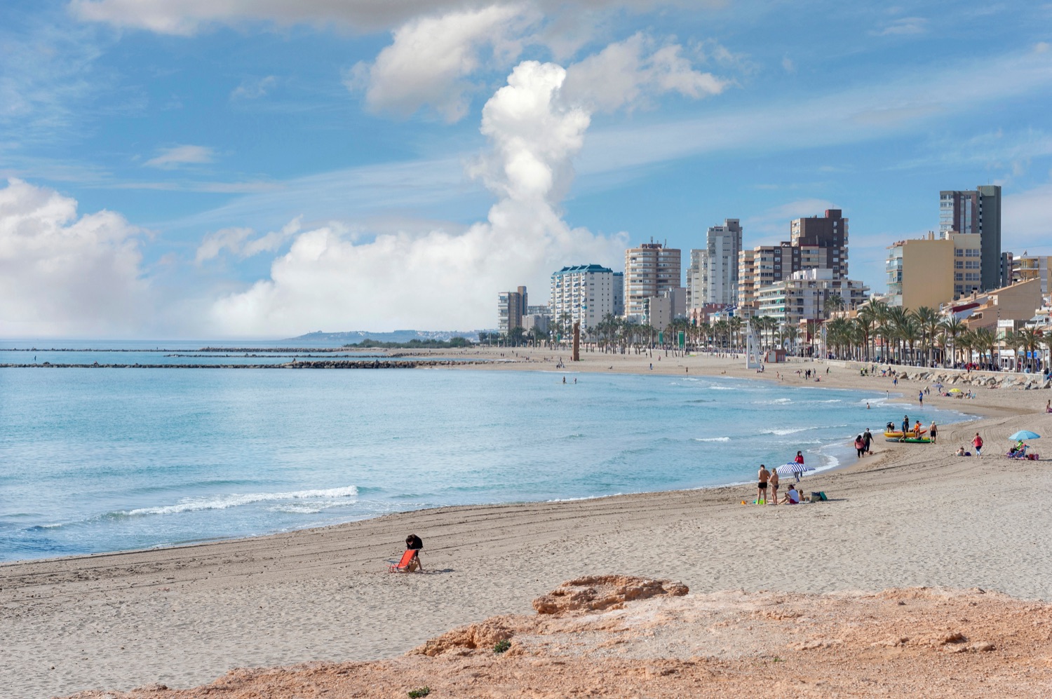 Playa de arena de El Campello con el pueblo al fondo
