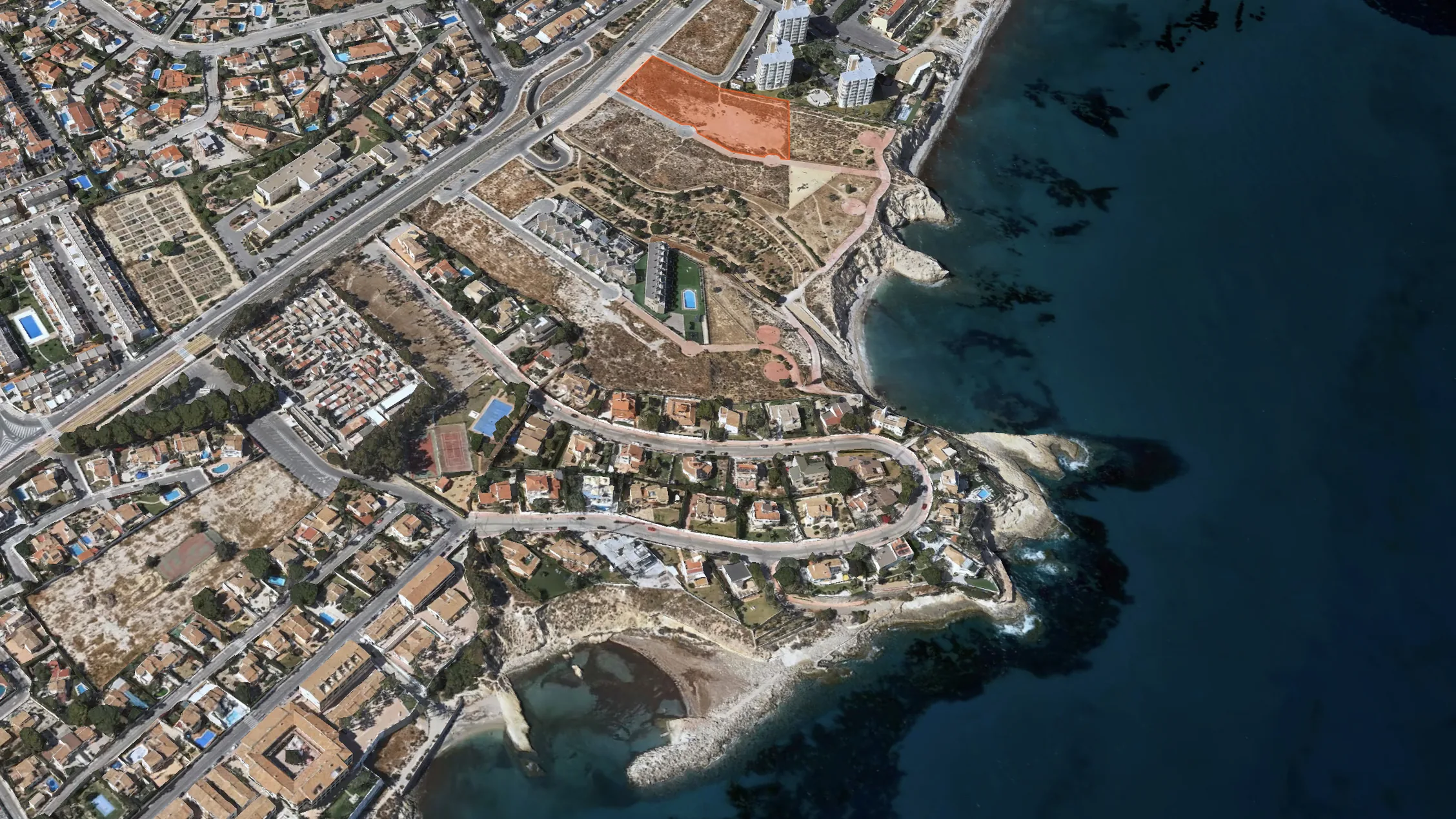 Vista aérea de la costa de El Campello con la ubicación de la promoción